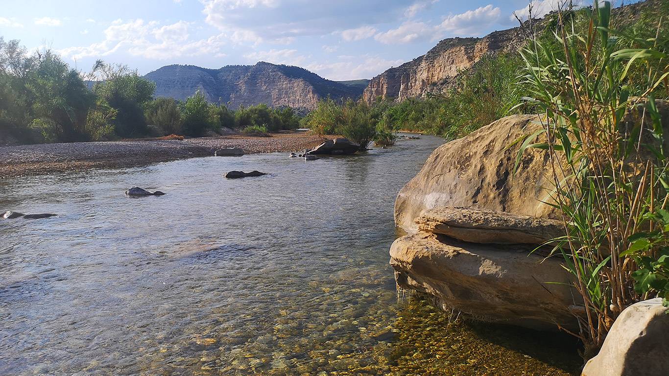Hiking route on the natural path of Matarraña, trails of living history
