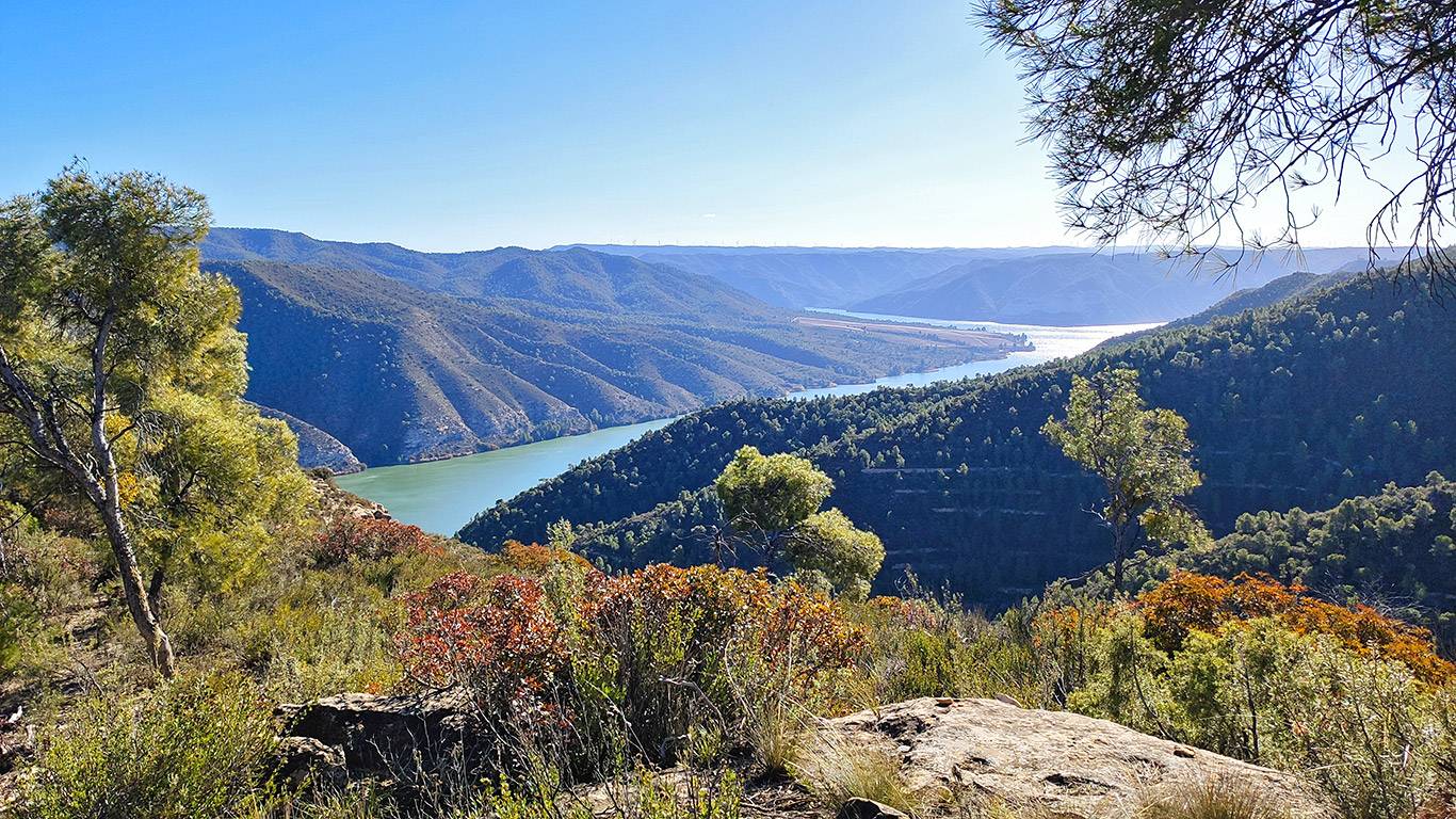 Hiking route through living history paths in the Ebro Battle space