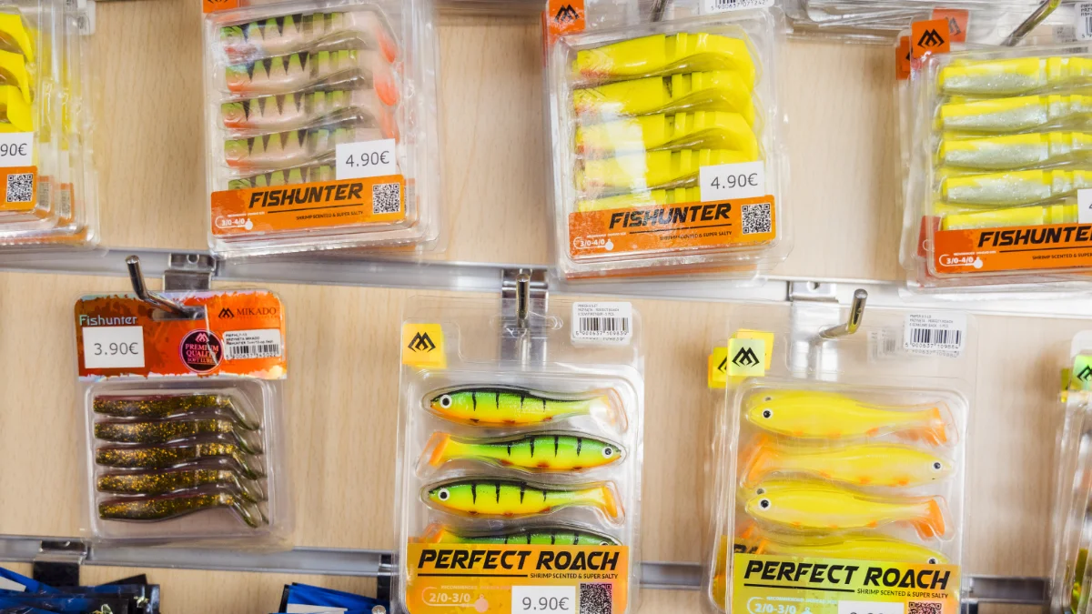Vinilos y señuelos Mikado para pesca a spinning en la tienda de Port Massaluca
