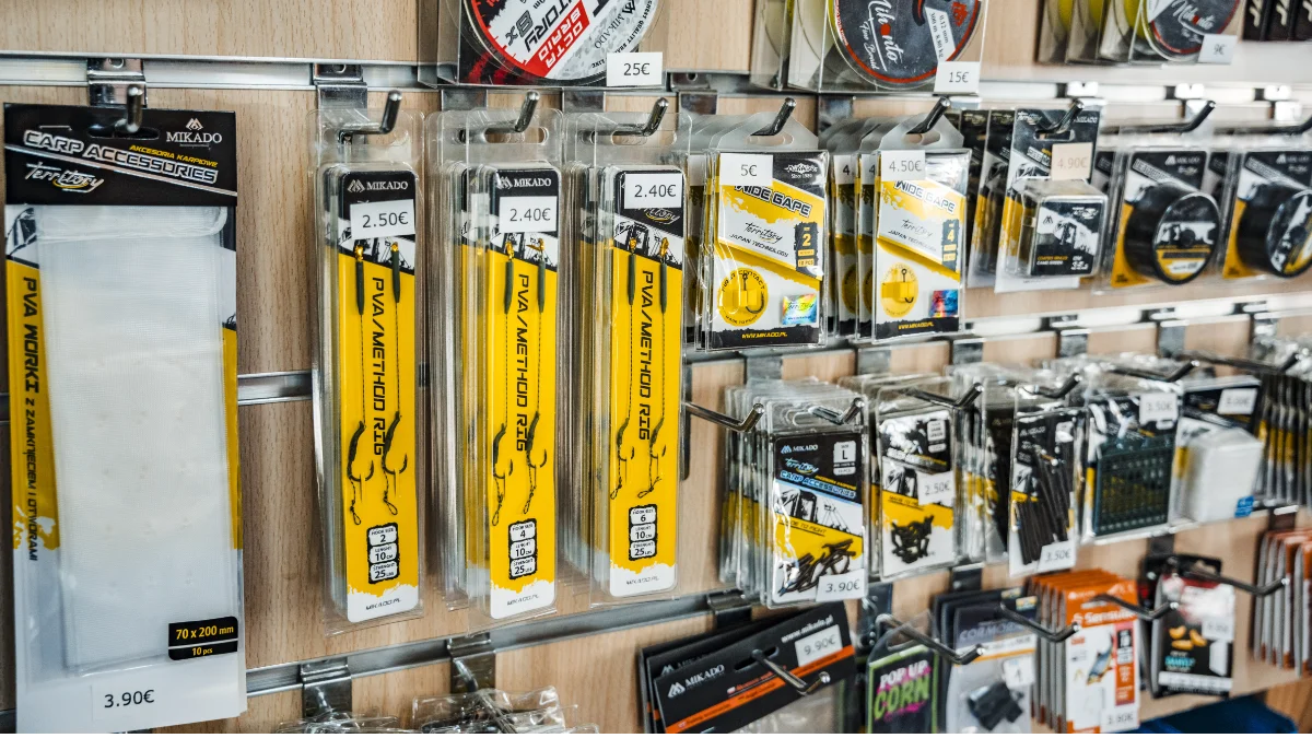 Anzuelos y montajes de carpfishing en la tienda de pesca de Port Massaluca
